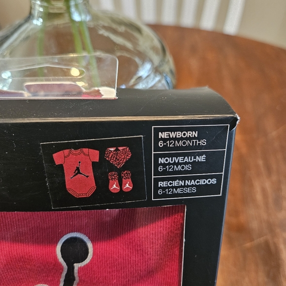 New Air Jordan 6-12 Months Red and Black Baby Boys Outfit/Gift Set - Picture 3 of 5
